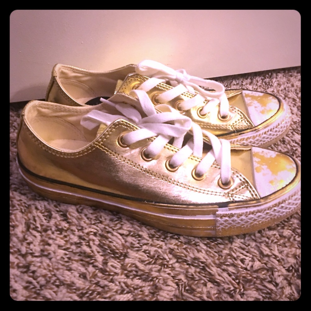 Good converse tennis shoes✨